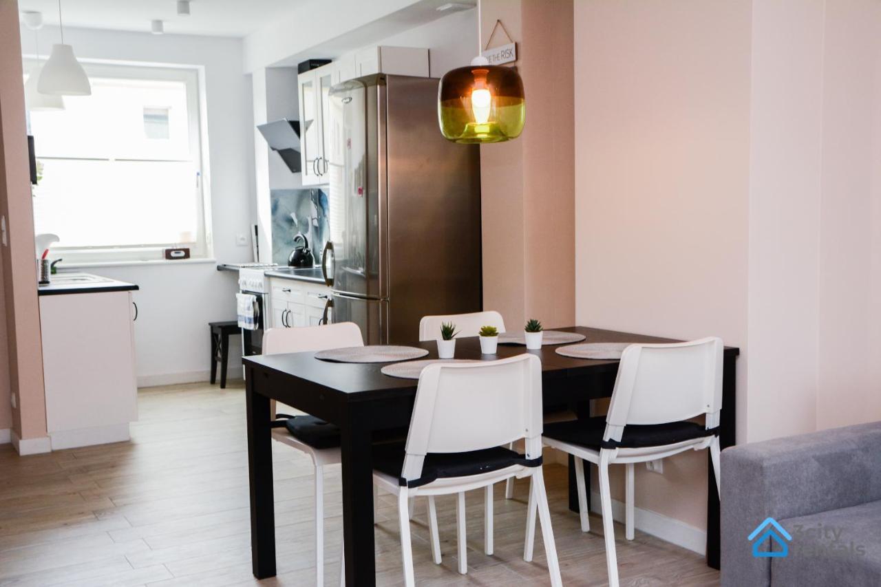 Апартаменти Family House With Backyard *